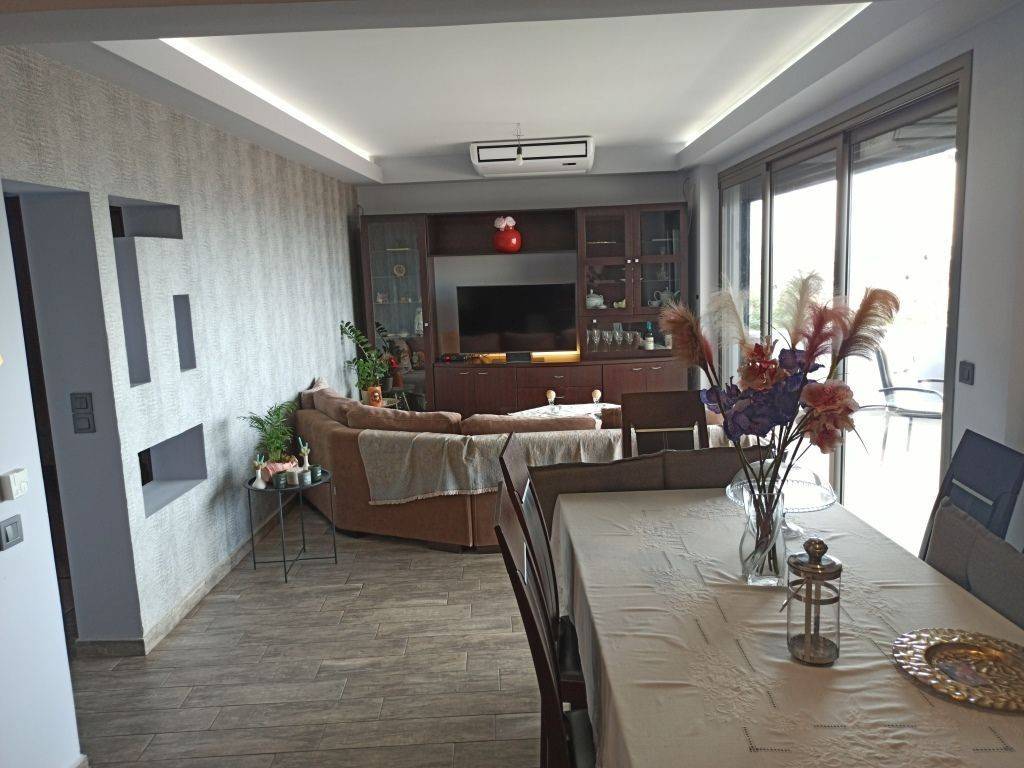 ΣΑΛΟΝΙ-ΤΡΑΠΕΖΑΡΙΑ-ΚΟΥΖΙΝΑ ΤΗΣ ΜΕΖΟΝΕΤΑΣ, ΠΡΩΤΟΣ ΟΡΟΦΟΣ