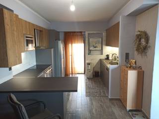 ΣΑΛΟΝΙ-ΤΡΑΠΕΖΑΡΙΑ-ΚΟΥΖΙΝΑ ΤΗΣ ΜΕΖΟΝΕΤΑΣ, ΠΡΩΤΟΣ ΟΡΟΦΟΣ