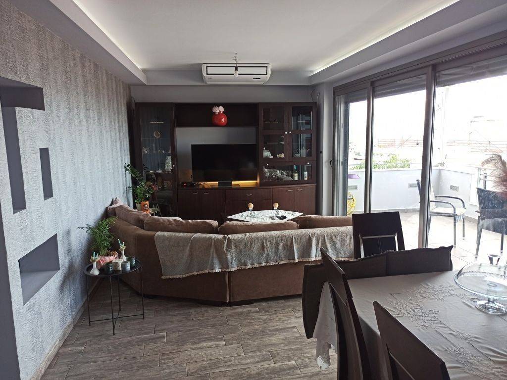 ΣΑΛΟΝΙ-ΤΡΑΠΕΖΑΡΙΑ-ΚΟΥΖΙΝΑ ΤΗΣ ΜΕΖΟΝΕΤΑΣ, ΠΡΩΤΟΣ ΟΡΟΦΟΣ