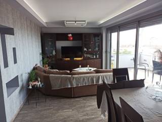 ΣΑΛΟΝΙ-ΤΡΑΠΕΖΑΡΙΑ-ΚΟΥΖΙΝΑ ΤΗΣ ΜΕΖΟΝΕΤΑΣ, ΠΡΩΤΟΣ ΟΡΟΦΟΣ