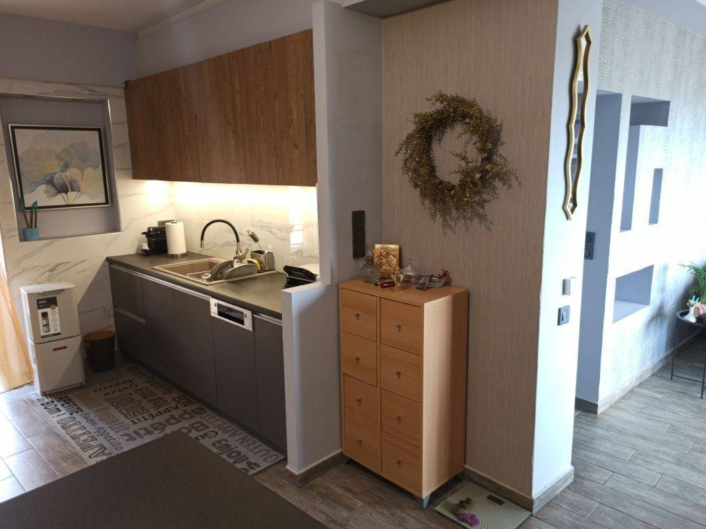 ΣΑΛΟΝΙ-ΤΡΑΠΕΖΑΡΙΑ-ΚΟΥΖΙΝΑ ΤΗΣ ΜΕΖΟΝΕΤΑΣ, ΠΡΩΤΟΣ ΟΡΟΦΟΣ