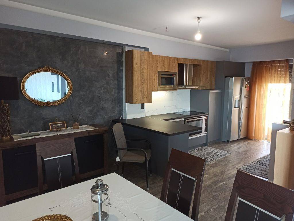 ΣΑΛΟΝΙ-ΤΡΑΠΕΖΑΡΙΑ-ΚΟΥΖΙΝΑ ΤΗΣ ΜΕΖΟΝΕΤΑΣ, ΠΡΩΤΟΣ ΟΡΟΦΟΣ