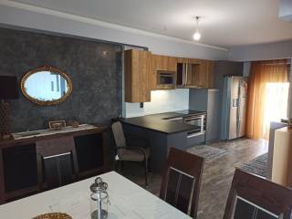 ΣΑΛΟΝΙ-ΤΡΑΠΕΖΑΡΙΑ-ΚΟΥΖΙΝΑ ΤΗΣ ΜΕΖΟΝΕΤΑΣ, ΠΡΩΤΟΣ ΟΡΟΦΟΣ