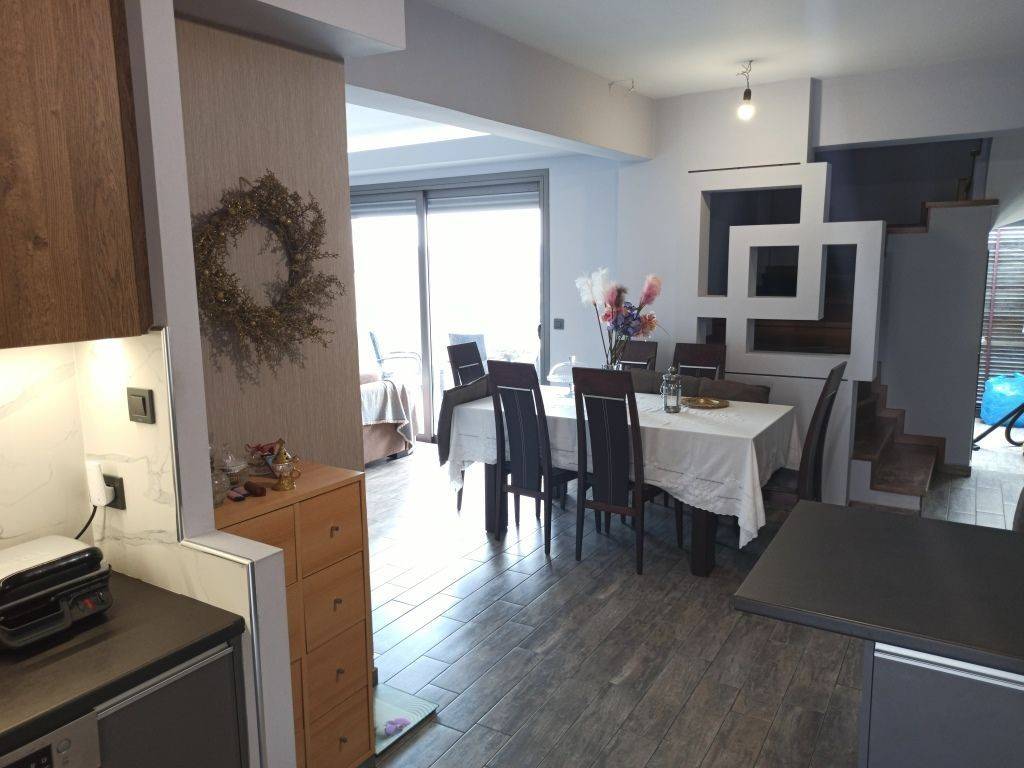 ΣΑΛΟΝΙ-ΤΡΑΠΕΖΑΡΙΑ-ΚΟΥΖΙΝΑ ΤΗΣ ΜΕΖΟΝΕΤΑΣ, ΠΡΩΤΟΣ ΟΡΟΦΟΣ