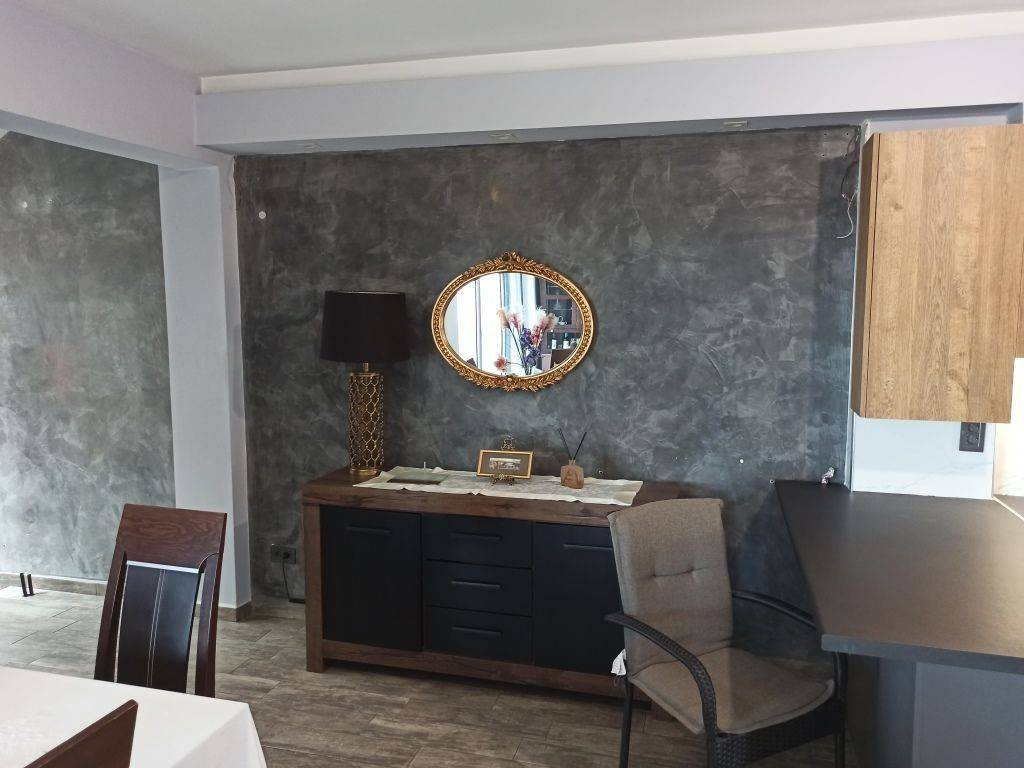 ΣΑΛΟΝΙ-ΤΡΑΠΕΖΑΡΙΑ-ΚΟΥΖΙΝΑ ΤΗΣ ΜΕΖΟΝΕΤΑΣ, ΠΡΩΤΟΣ ΟΡΟΦΟΣ