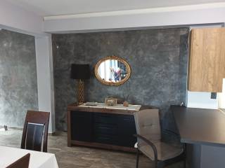 ΣΑΛΟΝΙ-ΤΡΑΠΕΖΑΡΙΑ-ΚΟΥΖΙΝΑ ΤΗΣ ΜΕΖΟΝΕΤΑΣ, ΠΡΩΤΟΣ ΟΡΟΦΟΣ