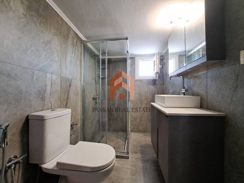 Μπάνιο με πολύ αποθηκευτικό χώρο.