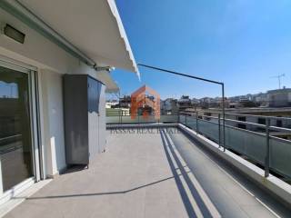 Μπαλκόνι με ντουλάπα αποθηκευτική.