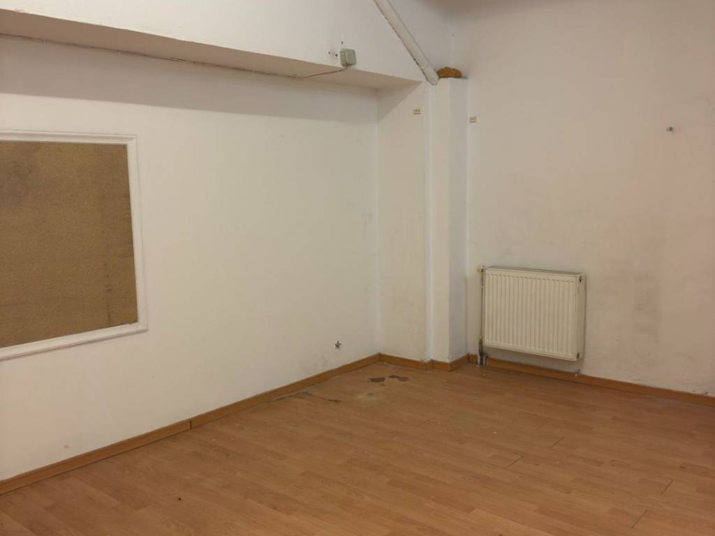 επάνω χωρος με παράθυρο προς τον ισόγειο χωρο