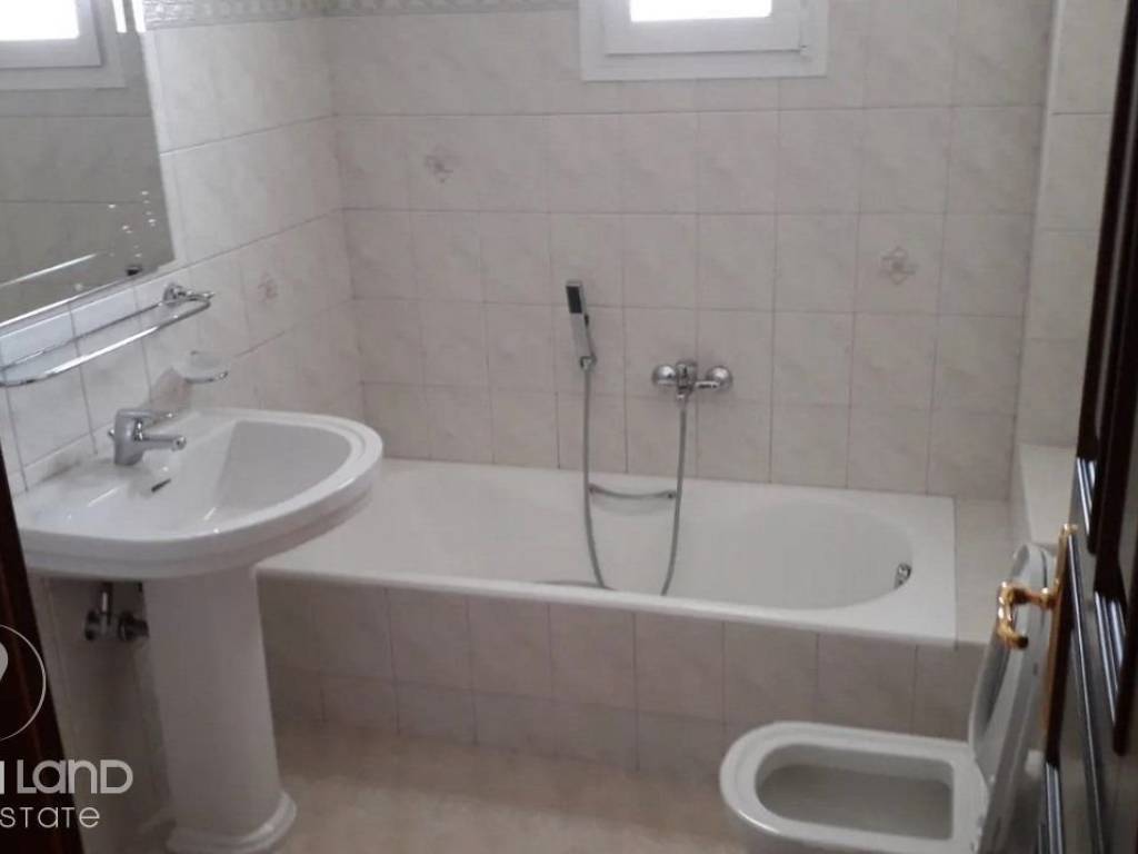 Forumland Real Estate, Μπάνιο