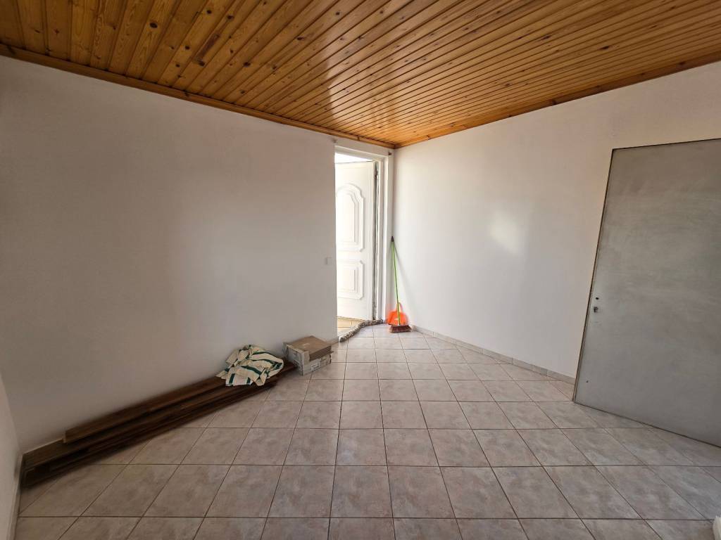 Δώμα 12 τ.μ. με έξοδο στην αποκλειστική χρήση ταράτσας.