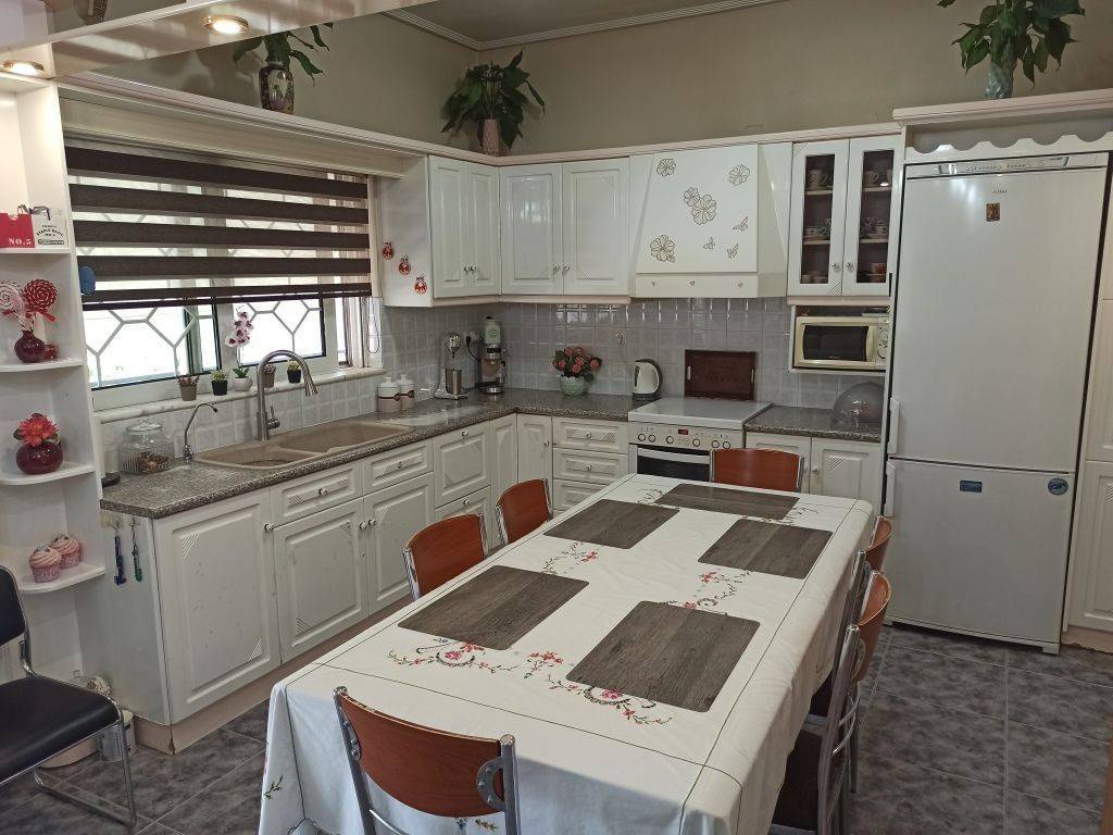 ENIAIOS CHOROS SALONI-KOYZINA-TRAPEZARIA