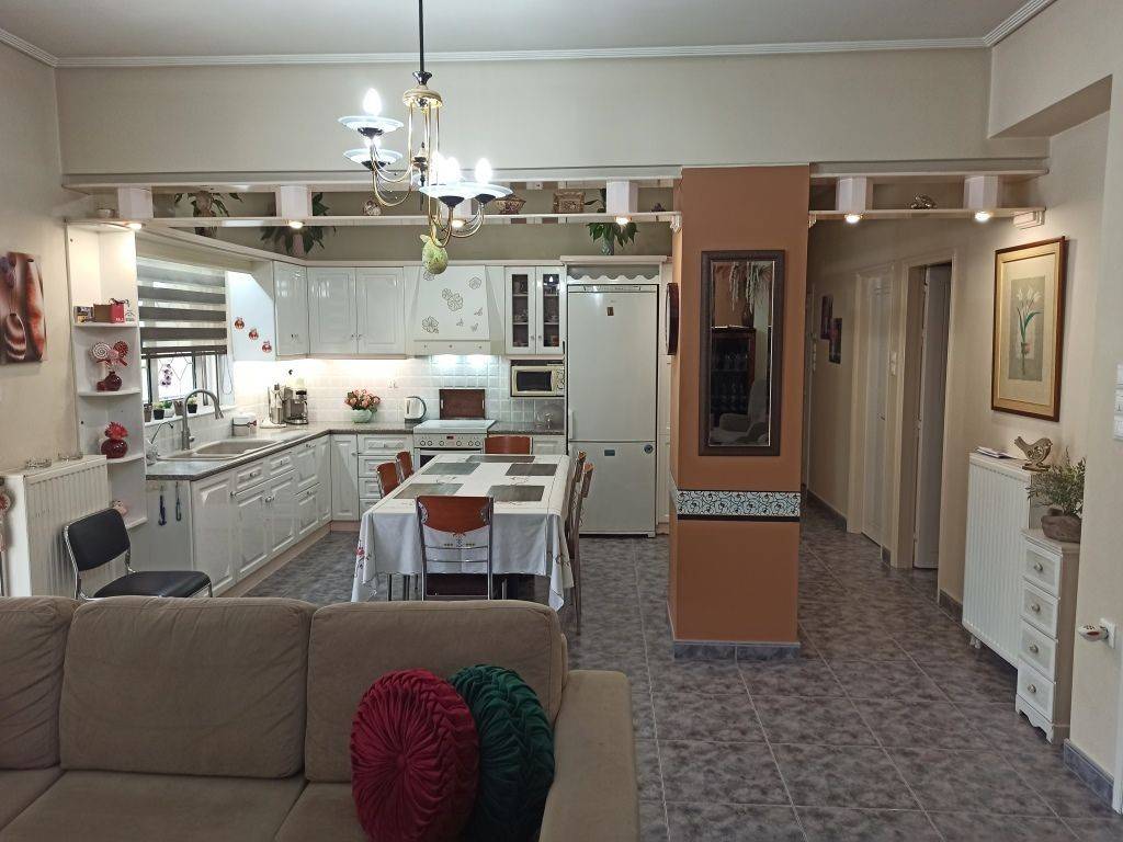 ENIAIOS CHOROS SALONI-KOYZINA-TRAPEZARIA