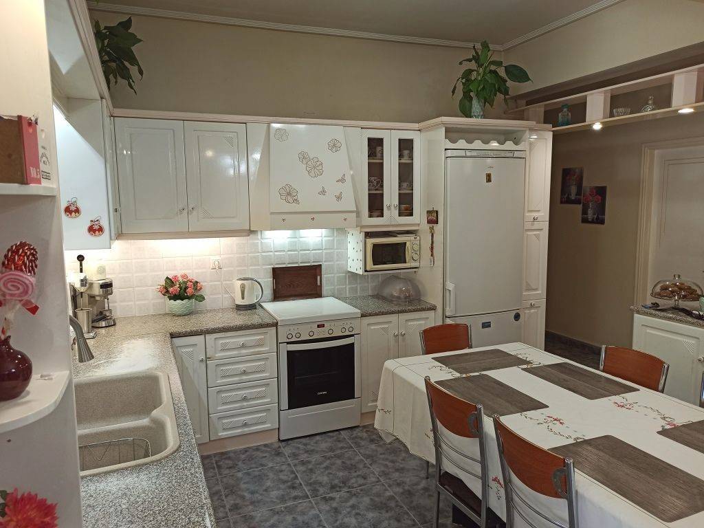 ENIAIOS CHOROS SALONI-KOYZINA-TRAPEZARIA