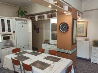 ENIAIOS CHOROS SALONI-KOYZINA-TRAPEZARIA