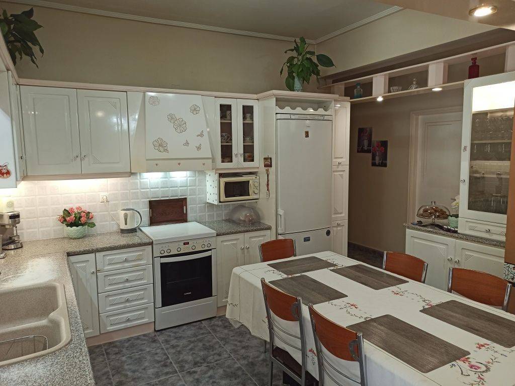 ENIAIOS CHOROS SALONI-KOYZINA-TRAPEZARIA