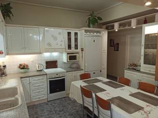 ENIAIOS CHOROS SALONI-KOYZINA-TRAPEZARIA