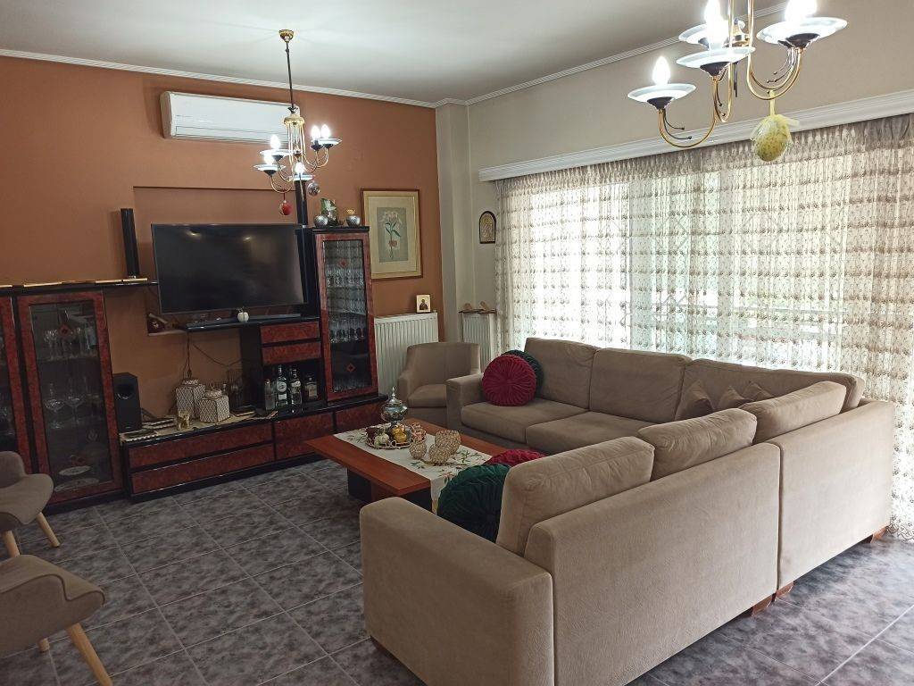 ENIAIOS CHOROS SALONI-KOYZINA-TRAPEZARIA