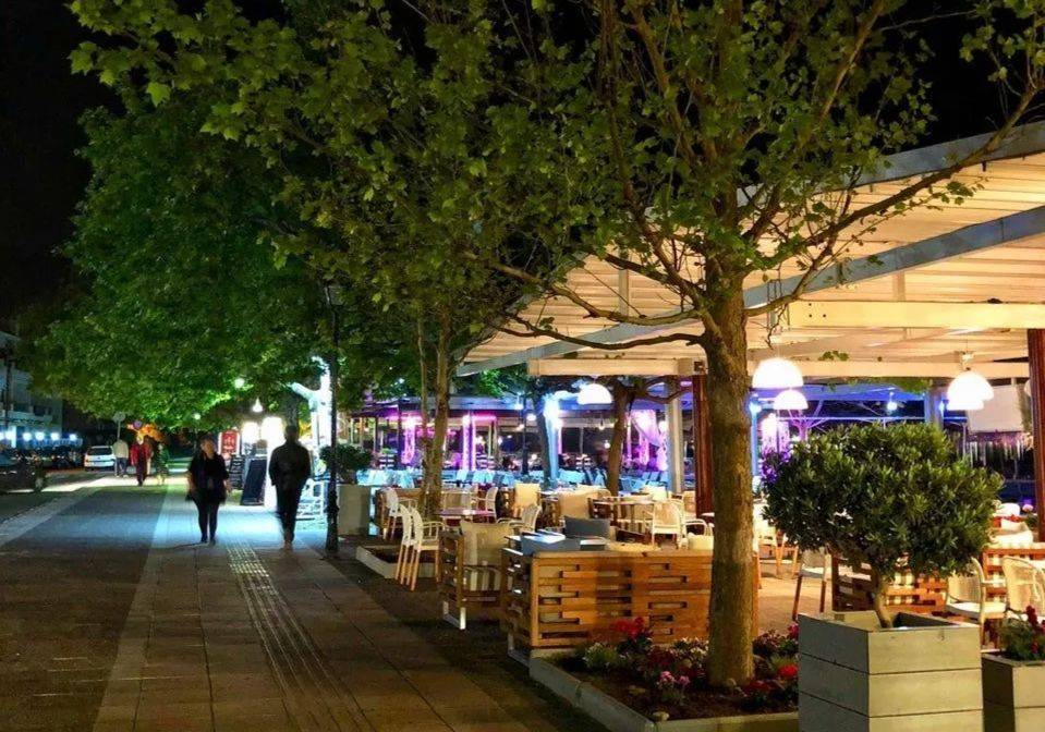 ΣΤΗΝ ΠΑΡΑΛΙΑ ΥΠΑΡΧΟΥΝ ΤΑΒΕΡΝΕΣ, ΚΑΦΕΤΕΡΙΕΣ, ΕΣΤΙΑΤΟΡΙΑ