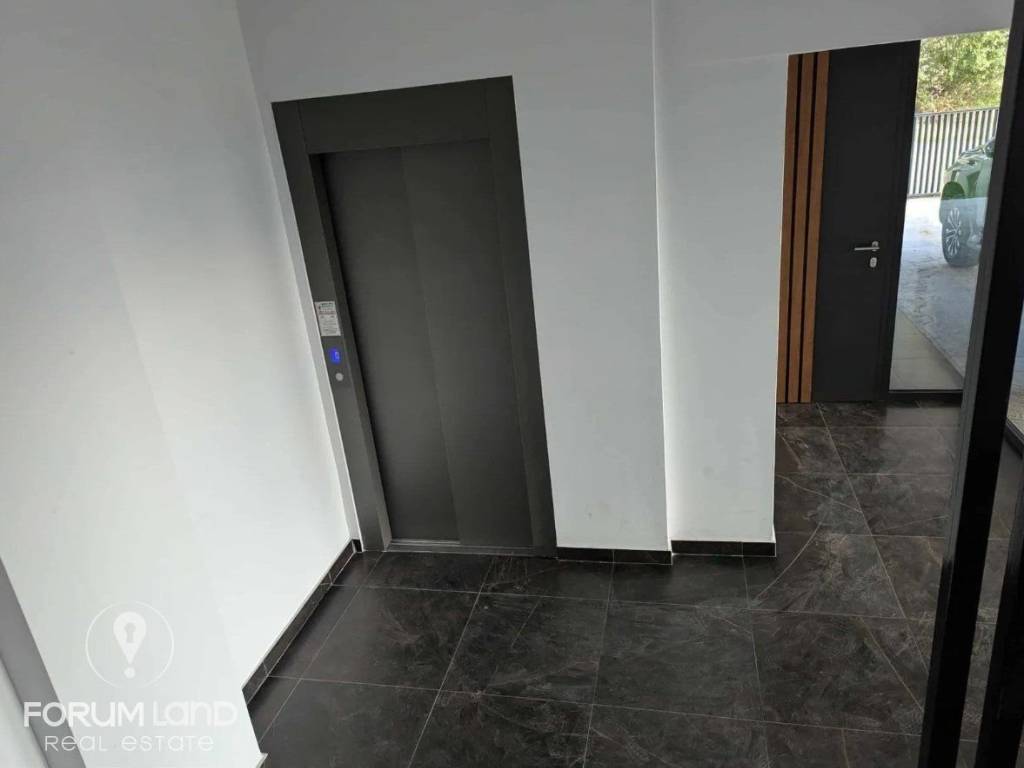 Forumland Real Estate, Ανελκυστήρας