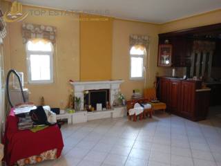 saloni -tzaki isogeioy -trapezaria parathyra me koyzina