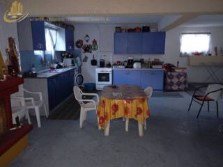 choros ypogeioy -tzaki -koyzina-kathistiko -parathyra