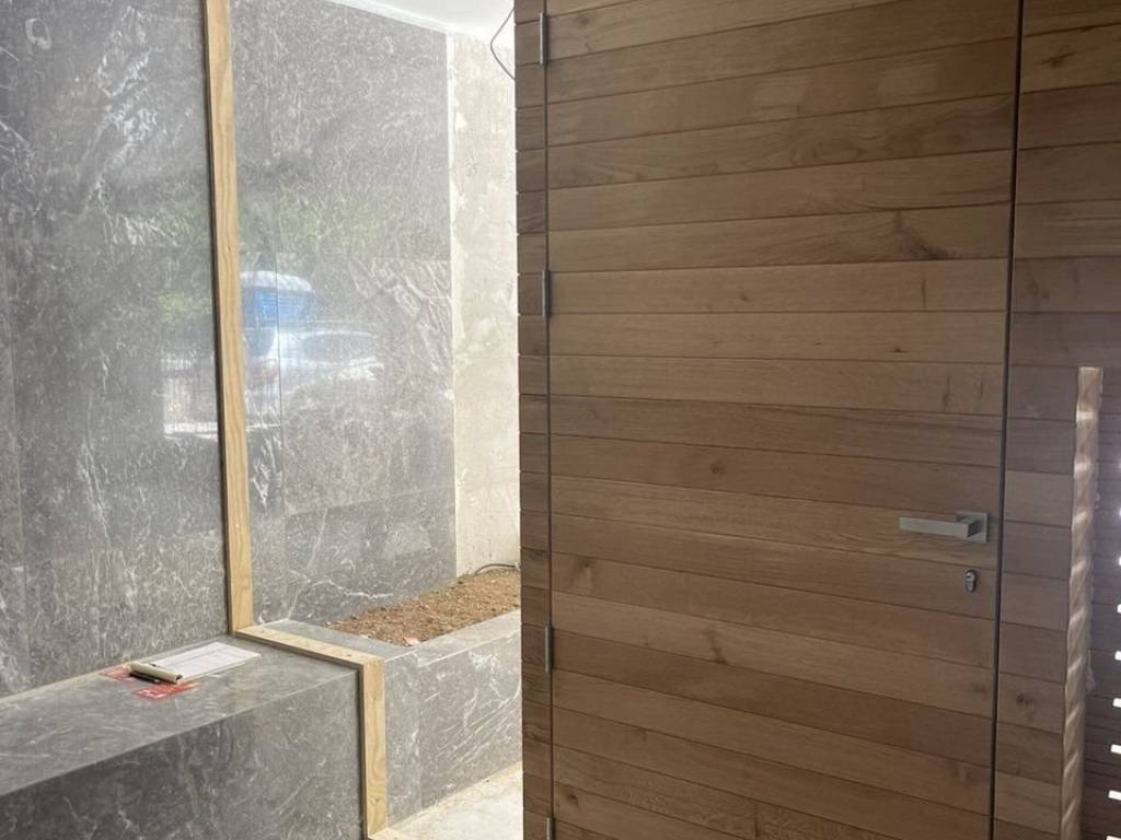 Forumland Real Estate, Είσοδος