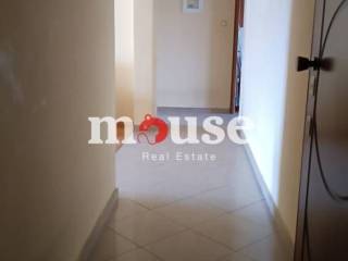 Διάδρομος εισόδου, αριστερά σαλόνι ΄δωμάτιο 3, ευθεία προς δωμάτιο 1 αριστερά, δεξιά προς σαλοκουζ΄ίνα, μπάνιο και δωμάτιο 2