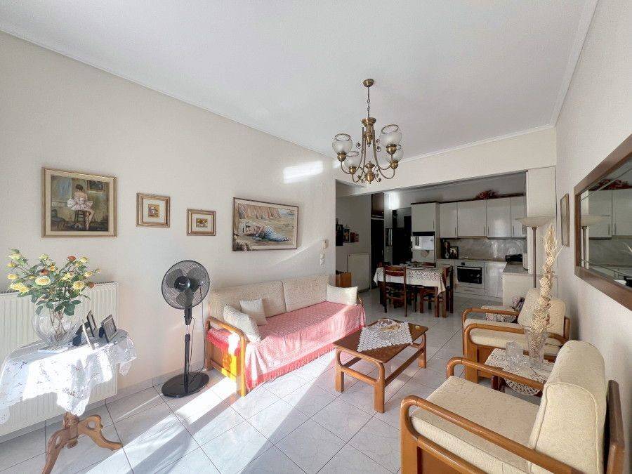 Σαλόνι και κουζίνα.