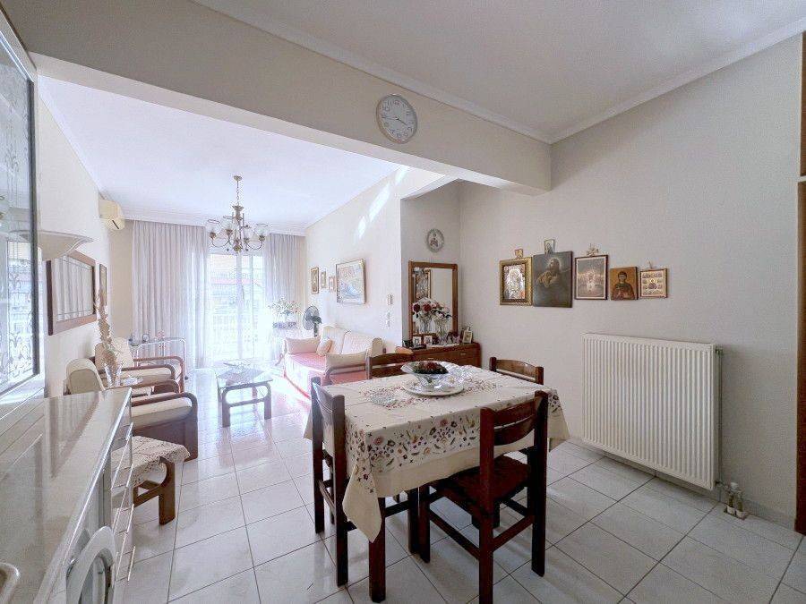 Σαλόνι και κουζίνα.