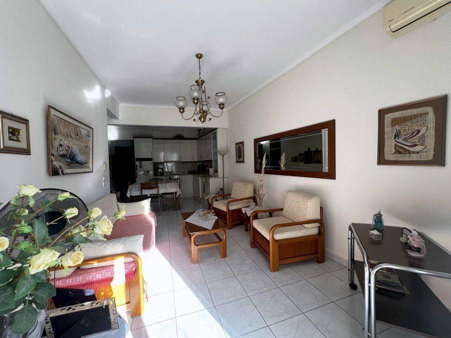 Σαλόνι και κουζίνα.