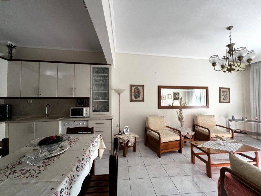 Σαλόνι και κουζίνα.