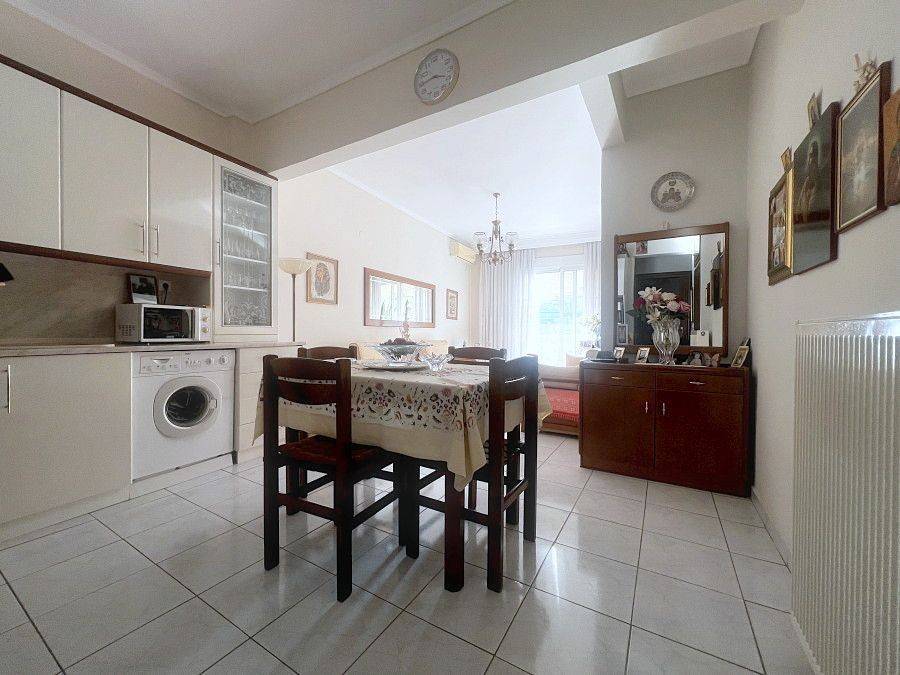 Σαλόνι και κουζίνα.