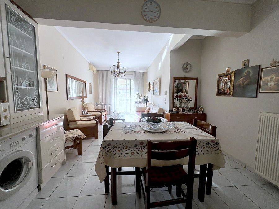 Σαλόνι και κουζίνα.