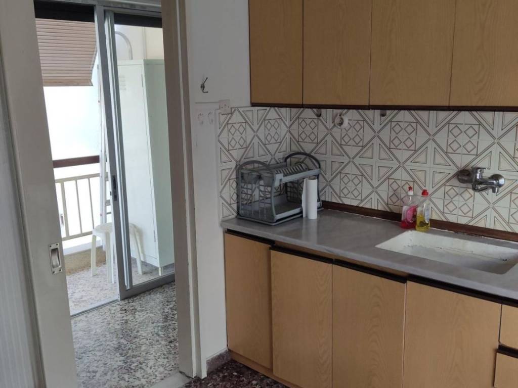 KOYZINA ME PROSBASE STO PISO MPALKONI