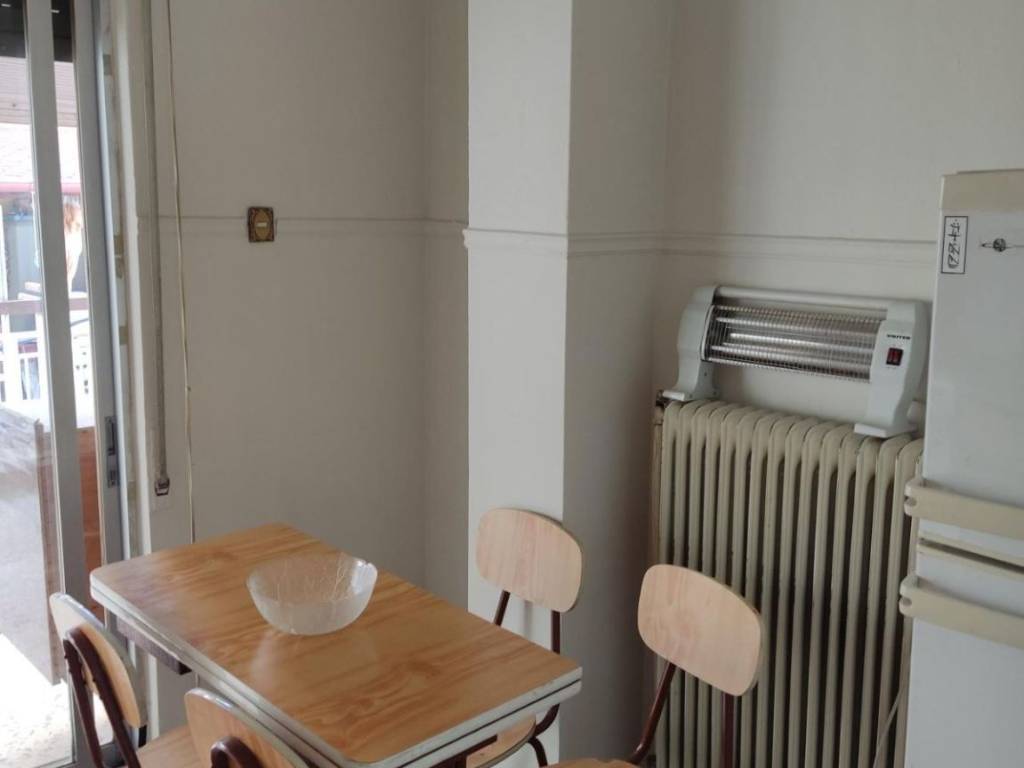 KOYZINA ME TRAPEZI PHAGETOY