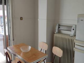 KOYZINA ME TRAPEZI PHAGETOY