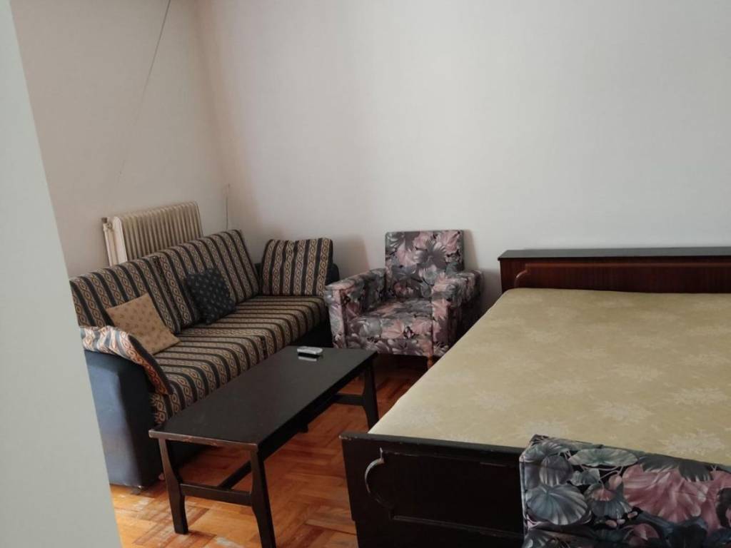 MIKRO SALONAKI STO CHORO TOY YPNODOMATIOY