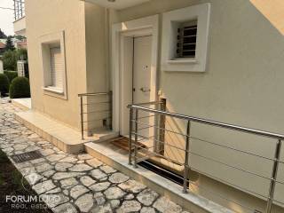 Forumland Real Estate, Είσοδος