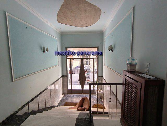 εισοδος πολυκατοικιας