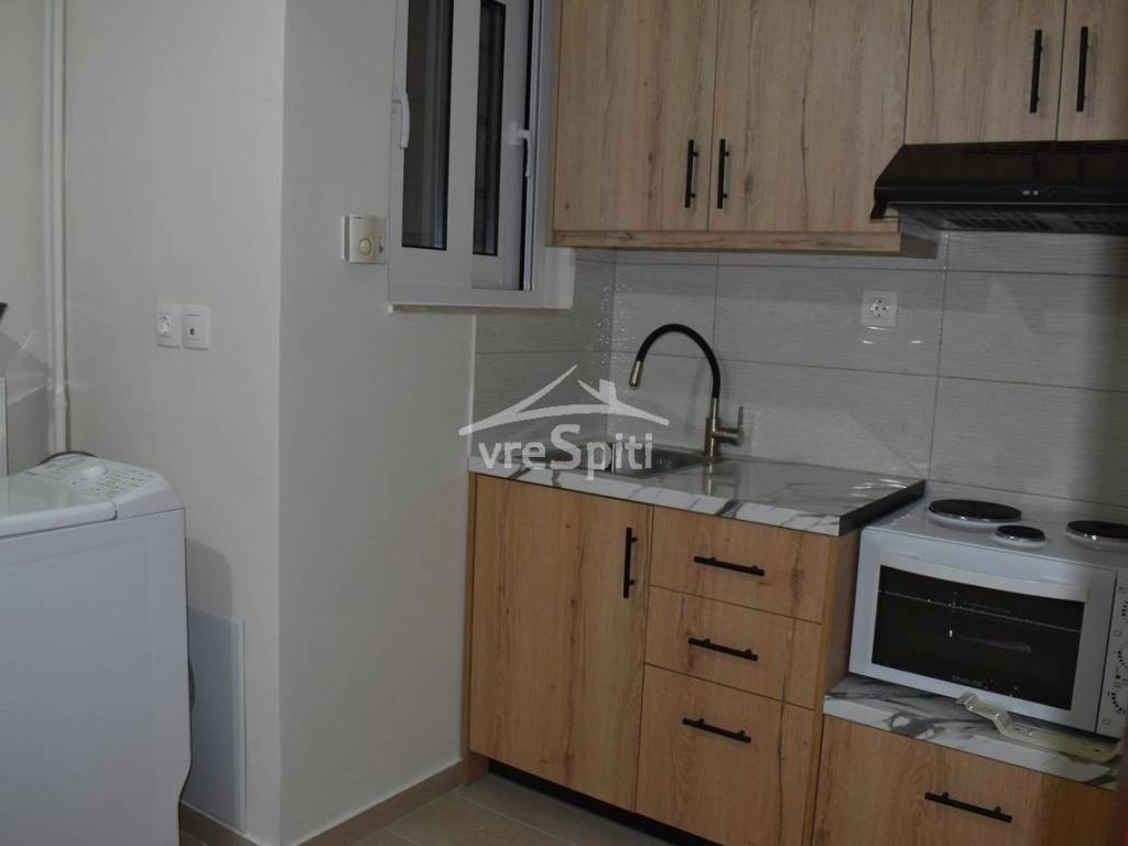 ΚΟΥΖΙΝΑ ΜΕ ΣΥΣΚΕΥΕΣ ΕΞΟΠΛΙΣΜΕΝΗ