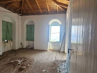 Mprostino domatio sto deytero oropho