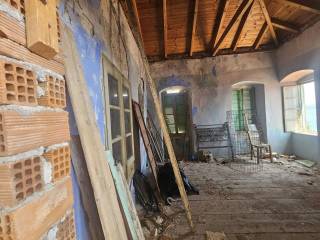 Domatio ston trito oropho