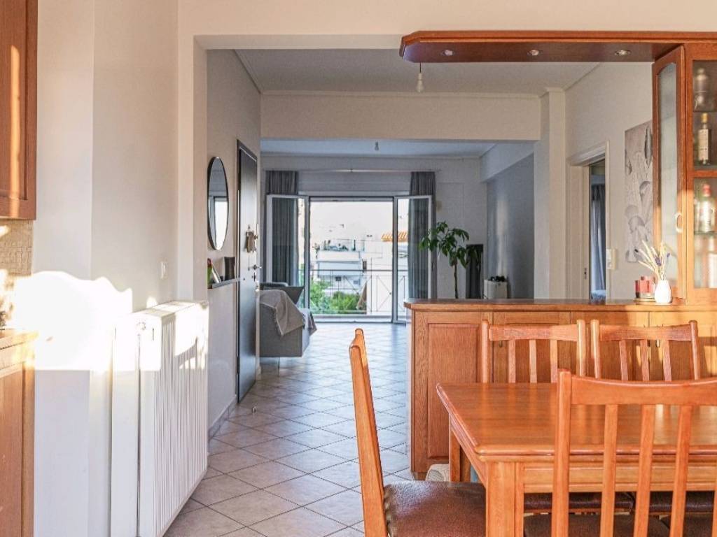 Koyzina , trapezaria kai saloni