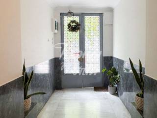 Kalodiateremenos koinochrestos choros eisodoy polykatoikias.