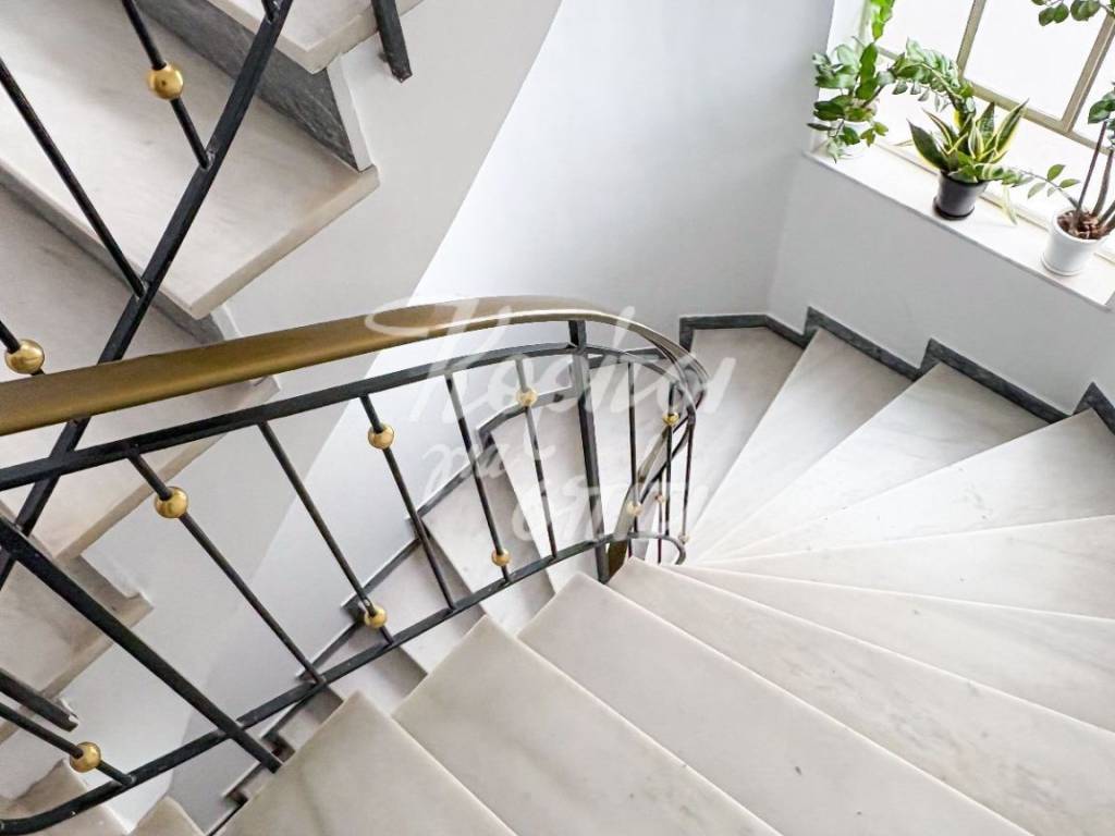 Kompso marmarino klimakostasio me physiko photismo.