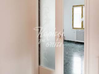 Diachorismos choron me kompse syromene porta.