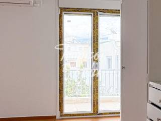 Aneto domatio me mpalkonoporta kai physiko phos.