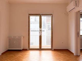 Eyrychoro kathistiko me physiko photismo.