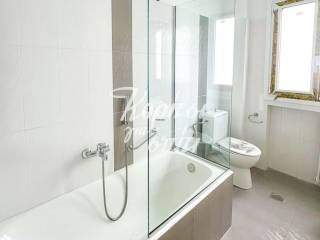 Anakainismeno mpanio me mpaniera kai physiko photismo.